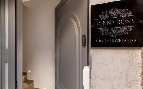 Donna Rosa Holiday Home: Eigendom, Gebouw, Hout, Deur, Muur, Font, Hardwood, Home Deur, Kamer