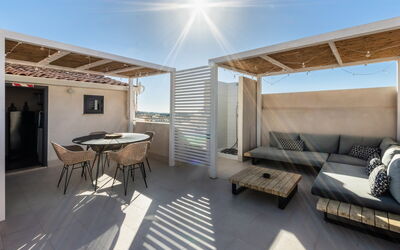 Donna Rosa Holiday Home - Terrazza: Meubilair, Lucht, Bankstel, Tafel, Hout, Schaduw, Interieur Ontwerp, Gebouw, Venster, Woonkamer