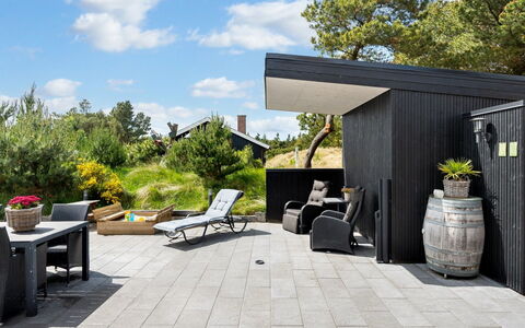 Rasmina - 1.2Km from the Sea: Hout, Bloempot, Buitenmeubels, Hardwood, Beton, Tuin, Plank, Flagstone, Schaduw, Dek