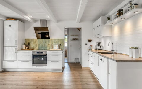 Rasmina - 1.2Km from the Sea: Keuken, Countertop, Flooring, Toestel Van De Keuken, Major Appliance, Cabinetry, Interieur Ontwerp, Meubilair, Houten Vloer, Hout