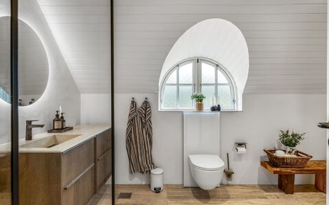 Rasmina - 1.2Km from the Sea: Flooring, Interieur Ontwerp, Verdieping, Loodgieterswerkinrichting, Plafond, Loodgieter, Badkamerkast, Badkamer, Kraan, Tegel