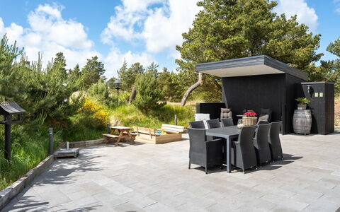 Rasmina - 1.2Km from the Sea: Struik, Tuin, Bloempot, Buitenmeubels, Schaduw, Beton, Landscaping, Stoel, Patio
