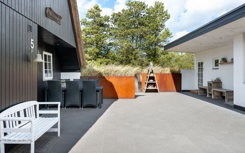 Rasmina - 1.2Km from the Sea: Dak, Architectuur, Huis, Samengesteld Materiaal, Tuin, Verblijf, Schaduw, Landscaping, Landgoed, Binnenplaats