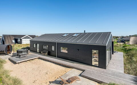 Chenoa - 350M from the Sea: Woongebied, Struik, Huis, Huis, Tuin, Landgoed, Schaduw, Landscaping, Gazon
