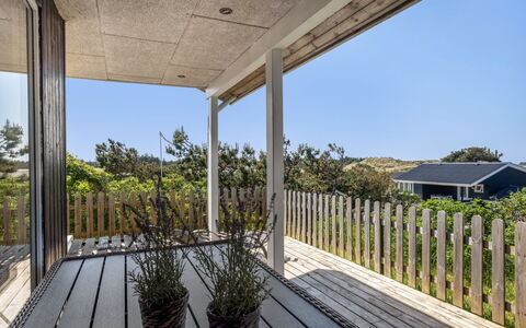 Letje - 500M from the Sea: Hout, Huis, Veranda, Dek, Hardwood, Dak, Beits, Houten Vloer, Eco Hotel
