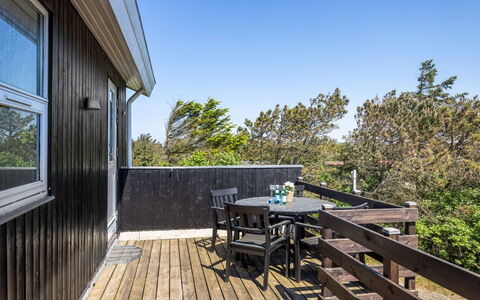Letje - 500M from the Sea: Hout, Huis, Veranda, Dek, Hardwood, Dak, Beits, Houten Vloer, Eco Hotel