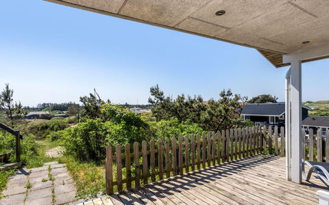 Letje - 500M from the Sea: Hout, Huis, Veranda, Dek, Hardwood, Dak, Beits, Houten Vloer, Eco Hotel