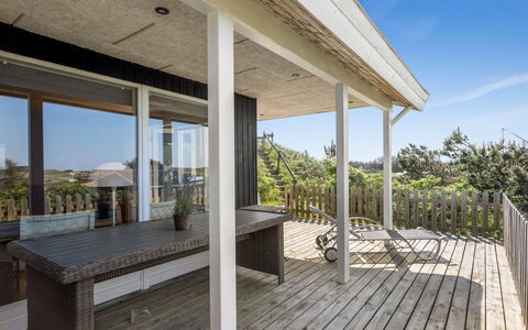 Letje - 500M from the Sea: Hout, Huis, Veranda, Dek, Hardwood, Dak, Beits, Houten Vloer, Eco Hotel