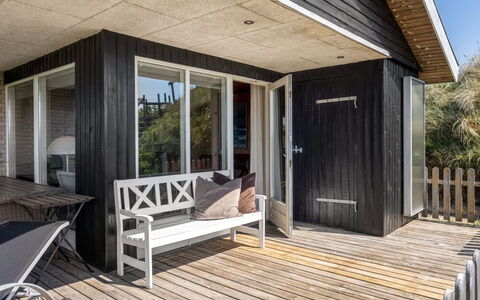 Letje - 500M from the Sea: Hout, Huis, Veranda, Dek, Hardwood, Dak, Beits, Houten Vloer, Eco Hotel