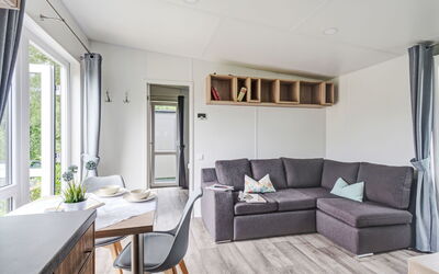 Tiny Haus Sigl 200.45: Hout, Flooring, Interieur Ontwerp, Meubilair, Verdieping, Keuken En Eettafel, Houten Vloer, Hardwood, Woonkamer, Bankstel