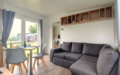 Tiny Haus Sunny 200.3: Bankstel, Meubilair, Tafel, Fabriek, Hout, Interieur Ontwerp, Gordijn, Woonkamer, Slaapbank, Schaduw