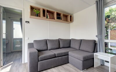 Tiny Haus Beilngries 200.11: Bankstel, Hout, Interieur Ontwerp, Rechthoek, Verdieping, Flooring, Woonkamer, Hardwood, Slaapbank