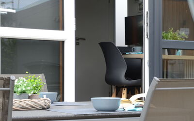 Tiny Haus Leitner 200.40: Meubilair, Eigendom, Fabriek, Comfort, Schaduw, Interieur Ontwerp, Hout, Woonkamer, Stoel