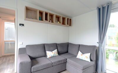 Tiny Haus Renate 200.8: Bankstel, Venster, Hout, Rechthoek, Schaduw, Woonkamer, Gebouw, Verdieping