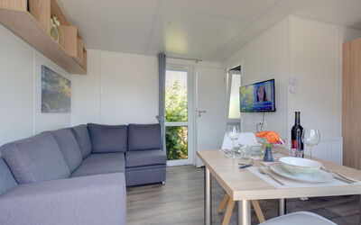 Tiny Haus Sonnendeck 200.18: Meubilair, Tafel, Bankstel, Hout, Interieur Ontwerp, Comfort, Verdieping, Woonkamer, Flooring