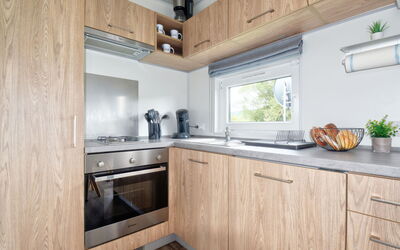 Tiny Haus Lieblingsplatz 200.27: Bruin, Cabinetry, Eigendom, Countertop, Wastafel, Hout, Verlichting, Kraan, Interieur Ontwerp, Keuken