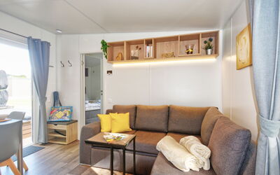 Tiny Haus Kuschelnest 200.32: Meubilair, Eigendom, Fotolijst, Bankstel, Tafel, Interieur Ontwerp, Verdieping, Hout, Woonkamer, Muur