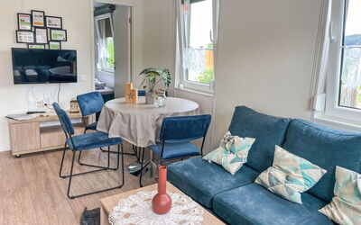 Tiny Haus Zenetti 200.31: Meubilair, Tafel, Venster, Bankstel, Azure, Woonkamer, Gebouw, Fotolijst, Interieur Ontwerp, Hout