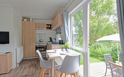 Tiny Haus Sonnendeck 200.2: Meubilair, Eigendom, Tafel, Stoel, Hout, Fabriek, Interieur Ontwerp, Flooring, Verdieping, Woonkamer