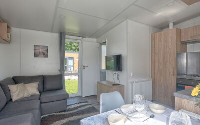 Tiny Haus Conny 200.41: Tafel, Meubilair, Tableware, Bankstel, Interieur Ontwerp, Fotolijst, Woonkamer, Dishware, Verdieping