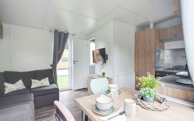 Tiny Haus Heidi 200.34: Tafel, Meubilair, Eigendom, Gebouw, Comfort, Interieur Ontwerp, Fabriek, Woonkamer, Verdieping, Bankstel