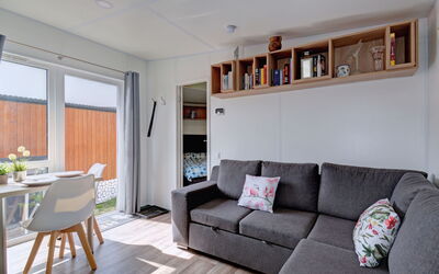 Tiny Haus Gabis Puppenkiste 200.5: Meubilair, Eigendom, Bankstel, Fotolijst, Venster, Interieur Ontwerp, Tafel, Woonkamer, Hout, Verdieping