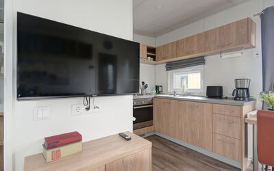 Tiny Haus Eisvogel 200.28: Cabinetry, Eigendom, Meubilair, Gebouw, Countertop, Kamerplant, Hout, Huishoudapparatuur, Keuken, Flooring