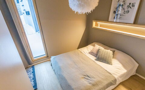 Villa Aava: Meubilair, Stoel, Buitenmeubels, Tafel, Hout, Buitentafel, Keuken En Eettafel, Schaduw, Tuin, Paraplu