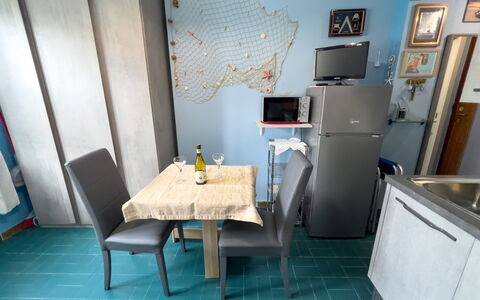 Casa Carlotta - San Bartolomeo Al Mare: Meubilair, Tafel, Azure, Gebouw, Stoel, Verdieping, Wastafel, Cabinetry, Flooring, Bureau