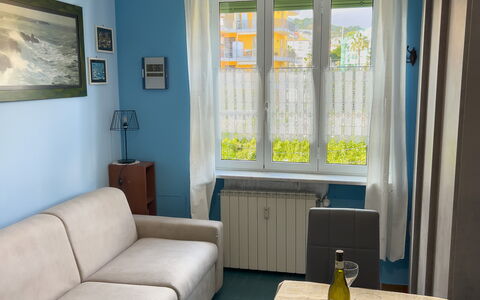 Casa Carlotta - San Bartolomeo Al Mare: Meubilair, Bankstel, Eigendom, Venster, Tafel, Verlichting, Interieur Ontwerp, Fotolijst, Hout, Schaduw