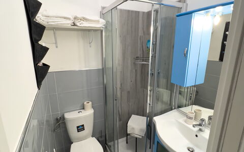 Casa Carlotta - San Bartolomeo Al Mare: Loodgieterswerkinrichting, Spiegel, Wastafel, Gebouw, Purper, Badkamer, Wastafel In De Badkamer, Kraan, Interieur Ontwerp