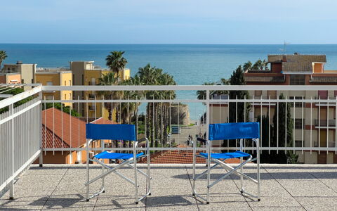 Casa Carlotta - San Bartolomeo Al Mare: Lucht, Gebouw, Water, Wolk, Azure, Blauw, Schaduw, Boom, Stedelijk Ontwerp, Hek