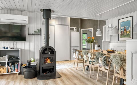 Juste - 1.7Km from the Sea: Hout, Flooring, Interieur Ontwerp, Verdieping, Plafond, Meubilair, Houten Vloer, Huis, Woonkamer, Stoel