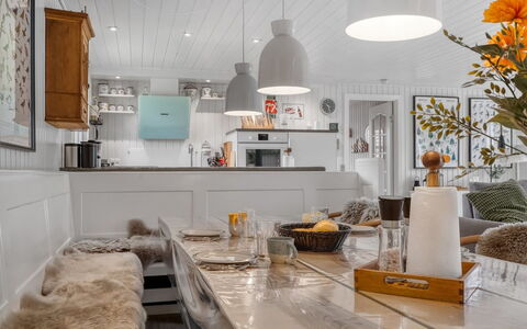 Juste - 1.7Km from the Sea: Meubilair, Interieur Ontwerp, Lichte Inrichting, Plafond, Keuken, Flooring, Countertop, Verlichting, Kamer, Huis