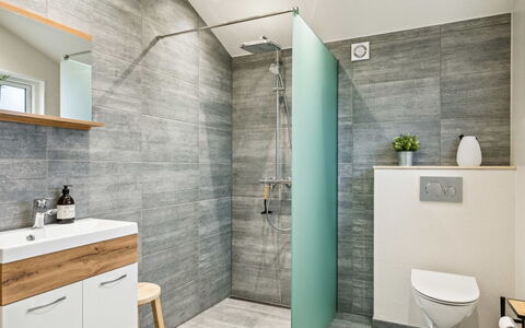 Juste - 1.7Km from the Sea: Flooring, Verdieping, Loodgieterswerkinrichting, Interieur Ontwerp, Badkamer, Toilet, Badkamerkast, Loodgieter, Tegel, Wc Bril