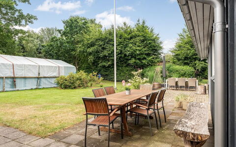 Juste - 1.7Km from the Sea: Gras, Struik, Land Lot, Schaduw, Tuin, Buitenmeubels, Stoel, Verblijf, Backyard
