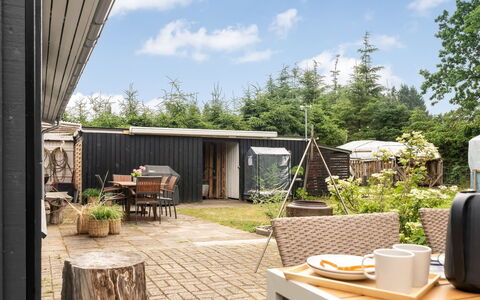 Juste - 1.7Km from the Sea: Hout, Buitentafel, Tuin, Buitenmeubels, Verblijf, Backyard, Schaduw, Werf, Stoel, Garden Gebouwen