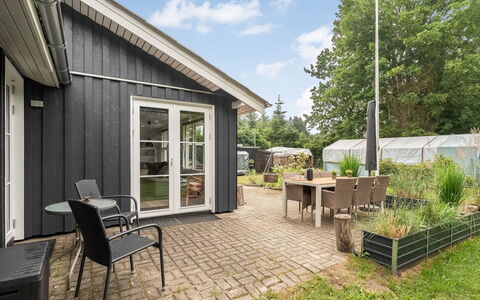 Juste - 1.7Km from the Sea: Hout, Huis, Huis, Siding, Verblijf, Dak, Struik, Deur, Groundcover, Tuin