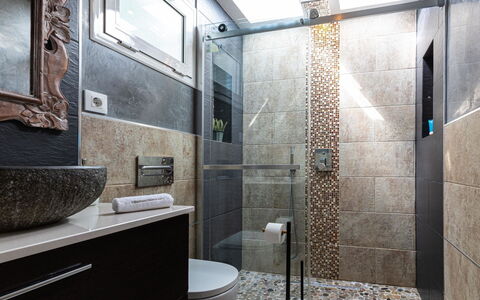 Maspalomas 1060: Badkamer, Loodgieterswerkinrichting, Interieur Ontwerp, Muur, Flooring, Verdieping, Badkamerkast, Tegel, Toilet, Spiegel