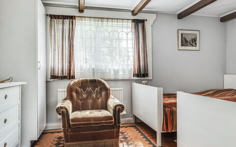 Alice: Cabinetry, Meubilair, Eigendom, Gebouw, Comfort, Lade, Hout, Venster, Verlichting, Textiel