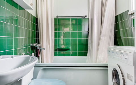 Alice: Wasruimte, Kraan, Eigendom, Loodgieterswerkinrichting, Groen, Badkamer, Wastafel, Blauw, Wastafel In De Badkamer