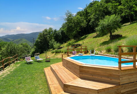 Villa Dei Tigli: Water, Fabriek, Lucht, Zwembad, Boom, Wolk, Buitenmeubels, Gebouw, Natuurlijk Landschap, Schaduw