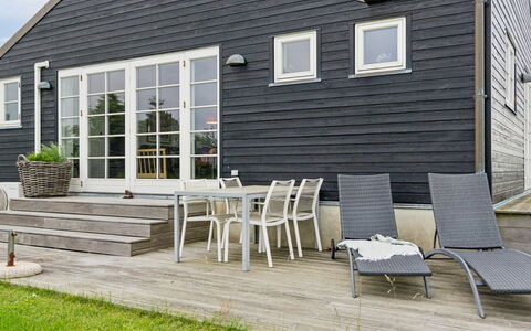 Dory - 30M from the Sea: Meubilair, Interieur Ontwerp, Flooring, Verdieping, Plafond, Kamer, Stoel, Tafel, Appartement, Keuken En Eettafel
