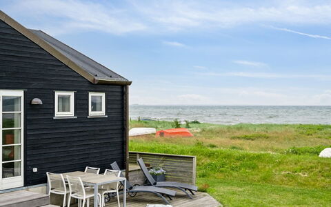 Dory - 30M from the Sea: Meubilair, Interieur Ontwerp, Flooring, Verdieping, Plafond, Kamer, Stoel, Tafel, Appartement, Keuken En Eettafel