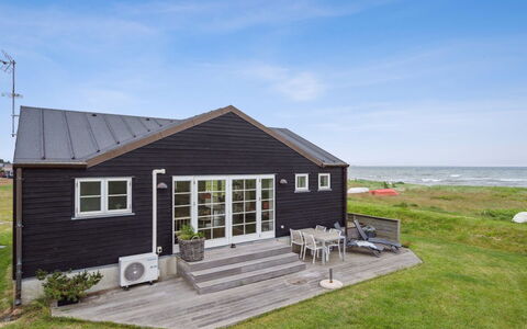 Dory - 30M from the Sea: Meubilair, Interieur Ontwerp, Flooring, Verdieping, Plafond, Kamer, Stoel, Tafel, Appartement, Keuken En Eettafel