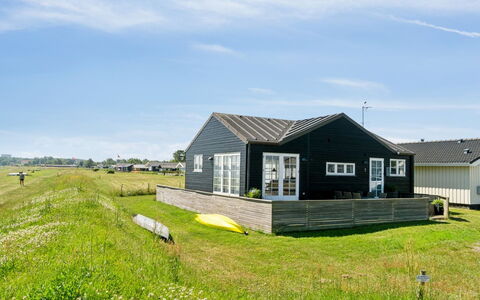 Dory - 30M from the Sea: Meubilair, Interieur Ontwerp, Flooring, Verdieping, Plafond, Kamer, Stoel, Tafel, Appartement, Keuken En Eettafel