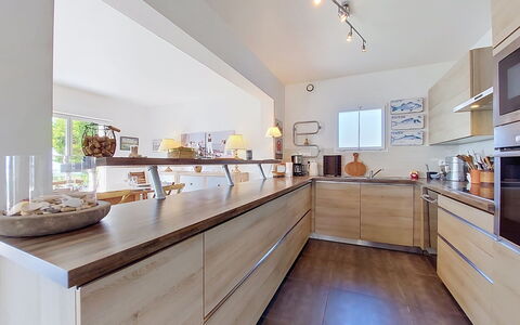 Ruilh Avel: Keuken, Countertop, Meubilair, Interieur Ontwerp, Cabinetry, Flooring, Toestel Van De Keuken, Verdieping, Hout, Huis