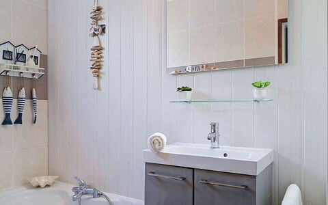 Mayne: Badkamer, Interieur Ontwerp, Loodgieterswerkinrichting, Muur, Flooring, Wastafel, Wastafel In De Badkamer, Kraan, Spiegel, Badkamerkast
