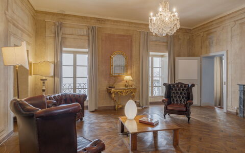 Appartamento Reale: Tafel, Eigendom, Meubilair, Bankstel, Fotolijst, Gebouw, Hout, Venster, Stoel, Interieur Ontwerp