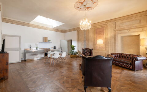 Appartamento Reale: Tafel, Meubilair, Hout, Verlichting, Hal, Interieur Ontwerp, Gebouw, Cabinetry, Flooring, Verdieping